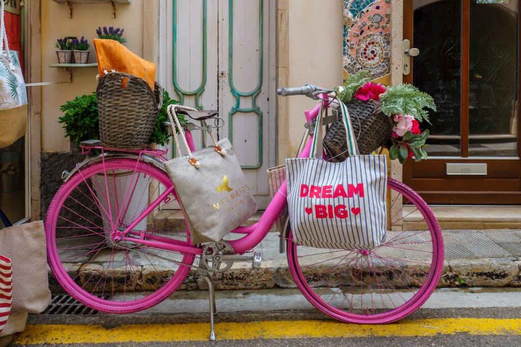 Das rosa Fahrrad lädt dazu ein, groß zu träumen. Auch EPUs mit wenig können viel erreichen.
